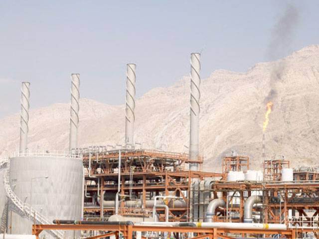 Oil price collapse is a drag on global economy: IMF